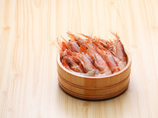【赤えび】海鮮は、まぐろ・サーモントラウト・ホタテ・赤えびなどの中から日替わりで2種ご提供しております。