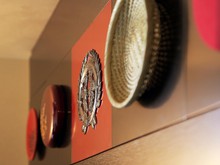 左から仙台堆朱、仙台玉虫塗、伊達家家紋「竹に雀」、岩出山篠竹細工の装飾
