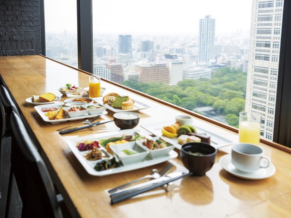 【本館25階 マンハッタンテーブル・ブッフェ】新宿中央公園の四季折々の風景を楽しみながら。