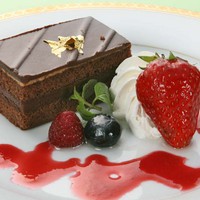 チョコレートケーキ”オペラ”と季節のフルーツ