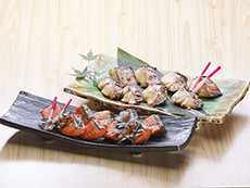 【ふっくら焼き上げた 焼き魚（さわらの西京焼き、銀鮭の甘塩漬け）】毎朝2種を提供しておりますので、それぞれの味の違いを是非食べ比べてみてください。