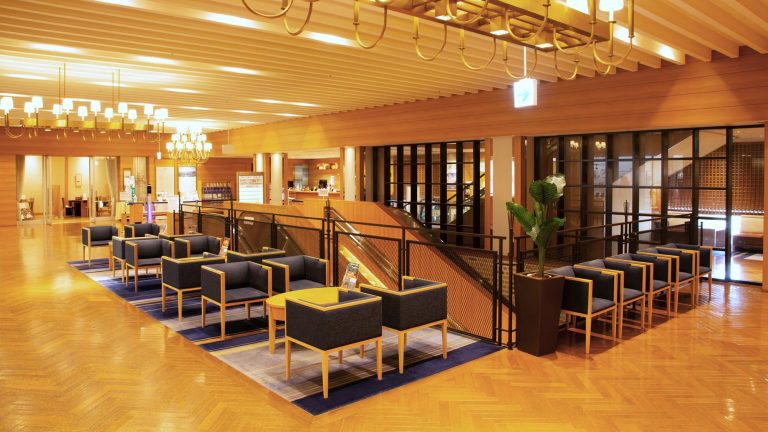[Lobby] The spacious lobby is perfect for meeting up with others.