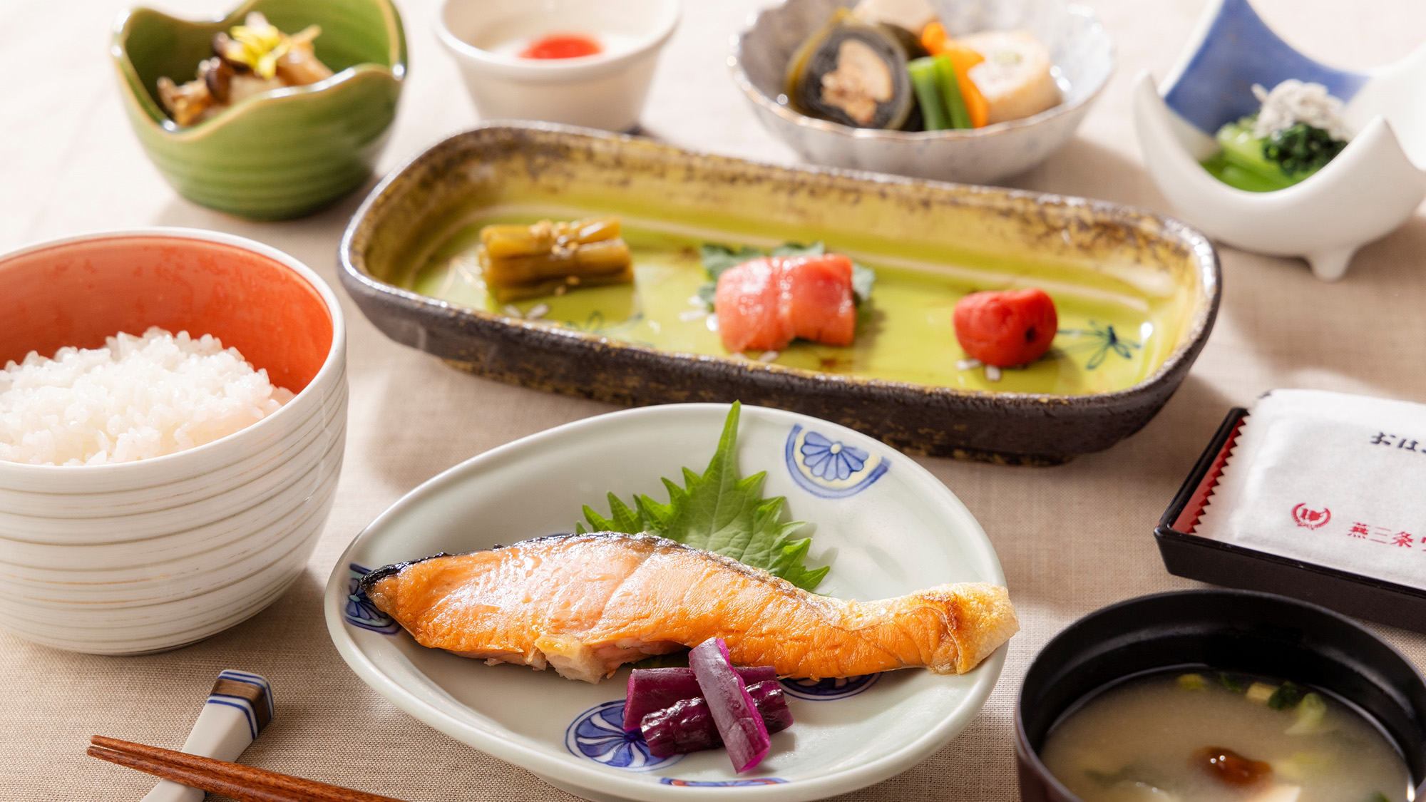 朝食（和定食）ご飯と味噌汁はお代わり自由！美味しいおかずと新潟のコシヒカリをご用意