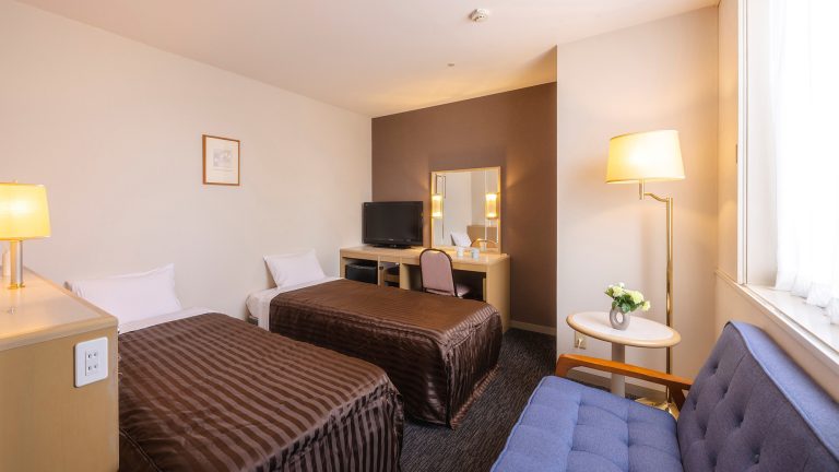 All twin bedrooms are equipped with Simmons beds. Spacious 24 square meters with two 120-cm-wide beds; accommodates up to 3 guests.
