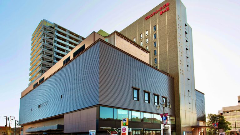 [Facility Exterior] RestaurantThis is a mixed-use complex featuring shops, a wedding venue, and more.