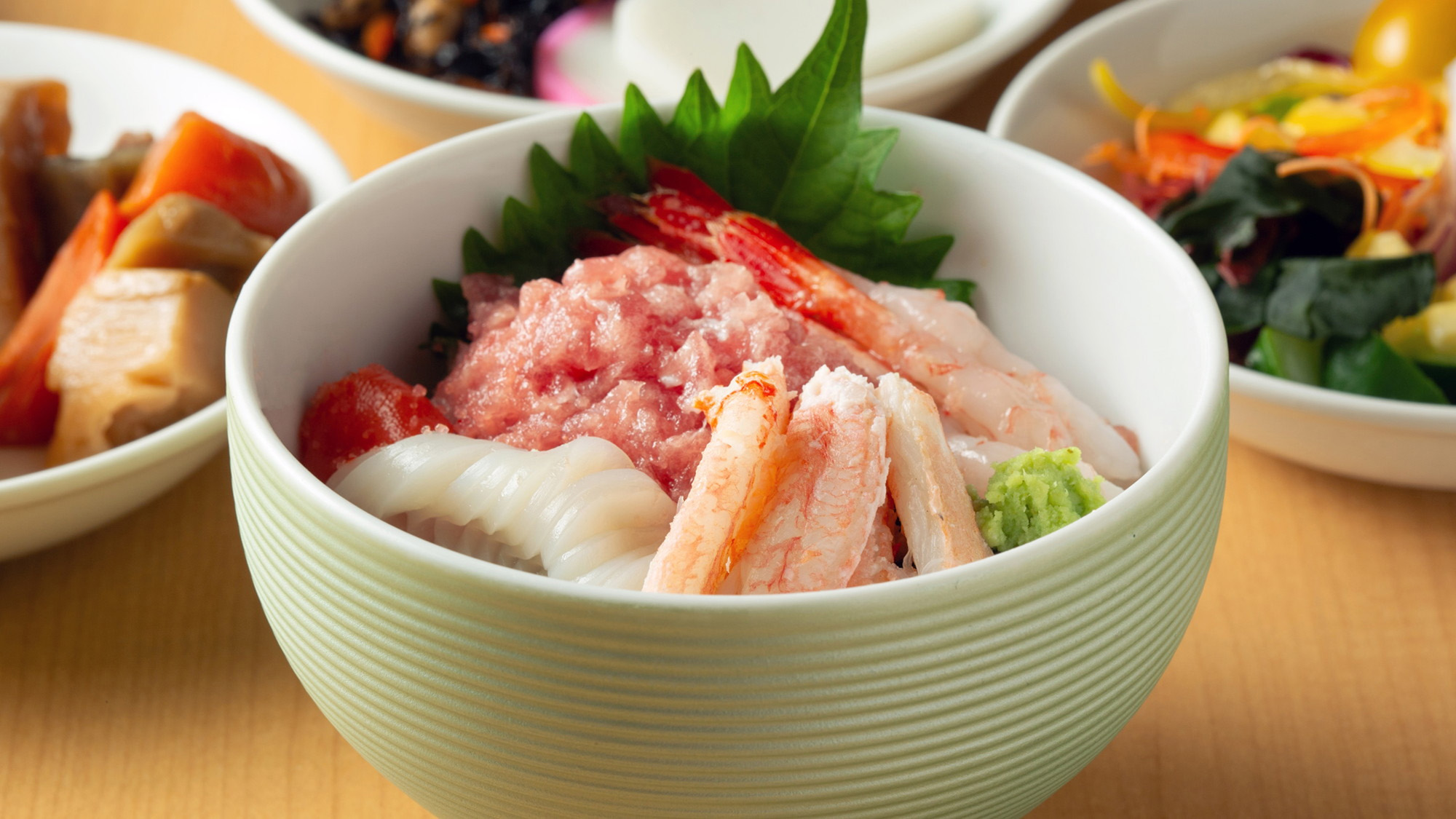 お好みの海の幸を乗せてつくる海鮮丼がおすすめ！朝からちょっぴり贅沢な朝食をお召し上がりください