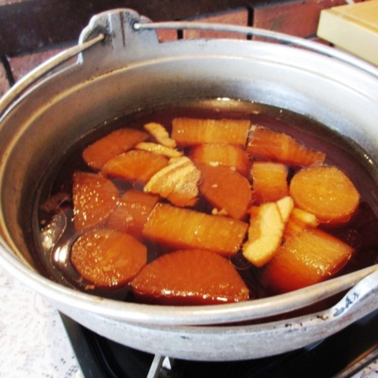 Mom's Home Cooking: Today's Simmered Dish—"Country-Style Simmered Daikon"