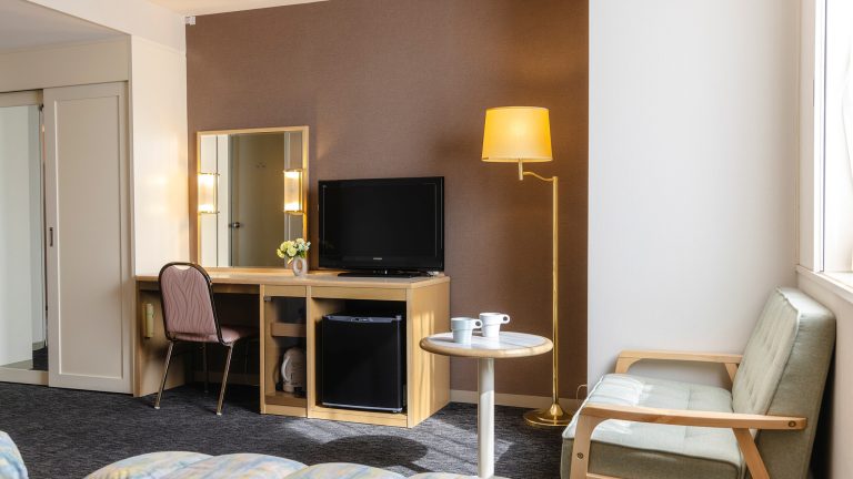 All twin-bed rooms feature Simmons beds; spacious 24 square meters with two 120-cm-wide beds; 5