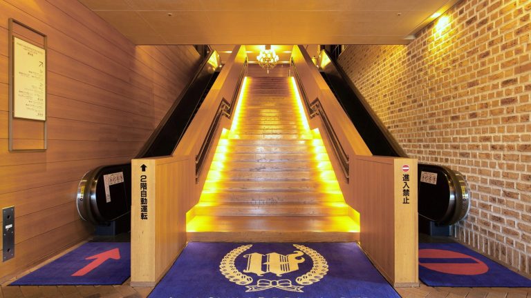 [Entrance] Pass through the first-floor entrance and take the escalator up to reach the hotel front desk.