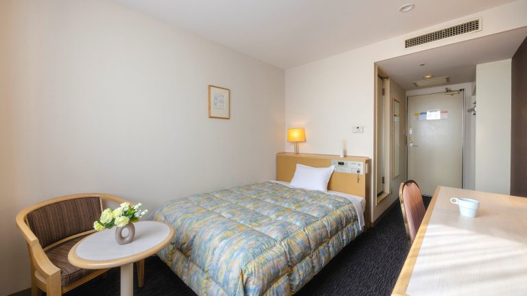 All single rooms feature Simmons beds. Spacious 15 square meters, 140 cm wide, suitable for 2 guests. 2