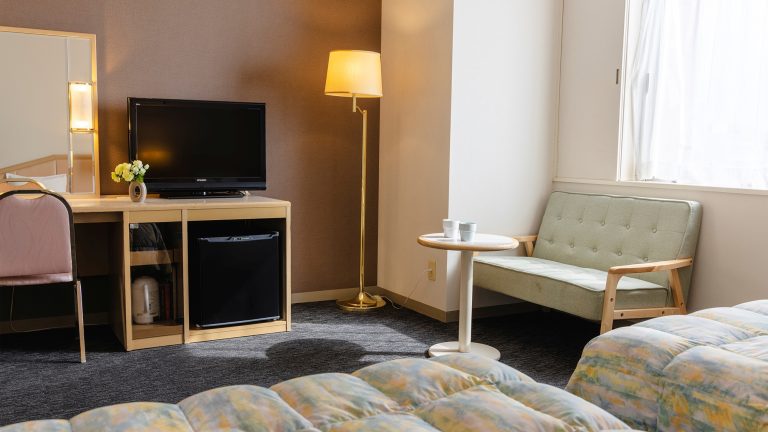 All twin bedrooms feature Simmons beds. Spacious 24-square-meter rooms with two 120-cm-wide beds. 4