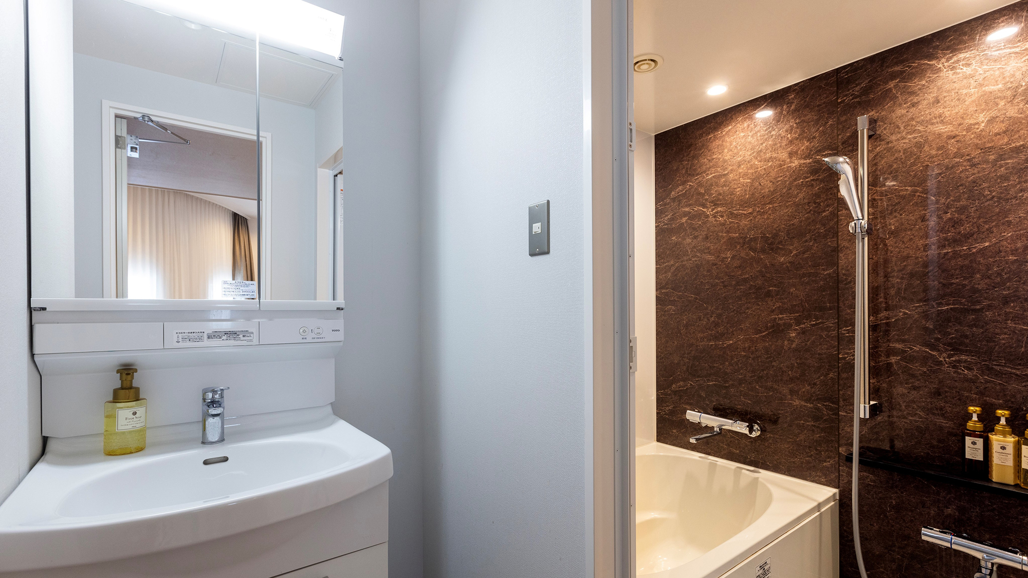 [Main Building] Family Room: Separate Sink & Bathroom