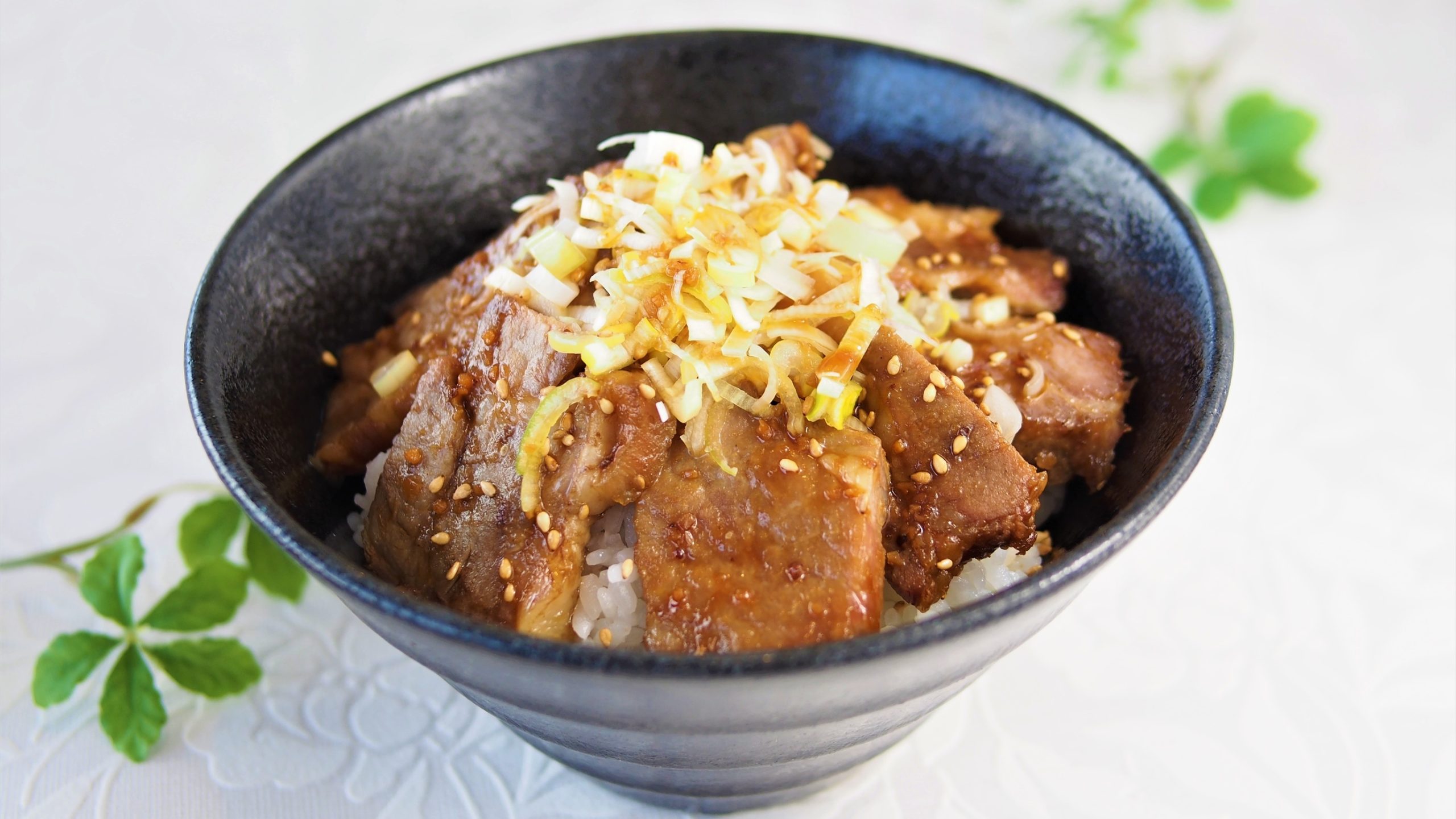 【朝食ビュッフェ】シェフおすすめハイブリッドメニュー「ローストポーク丼」