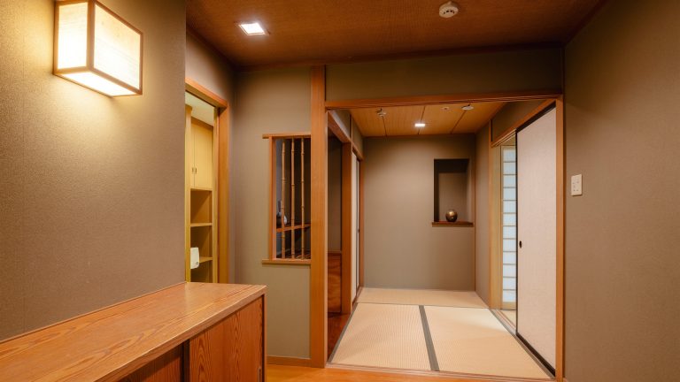 A spacious 59-square-meter Japanese-style room with tatami mats and futons, perfect for families 6