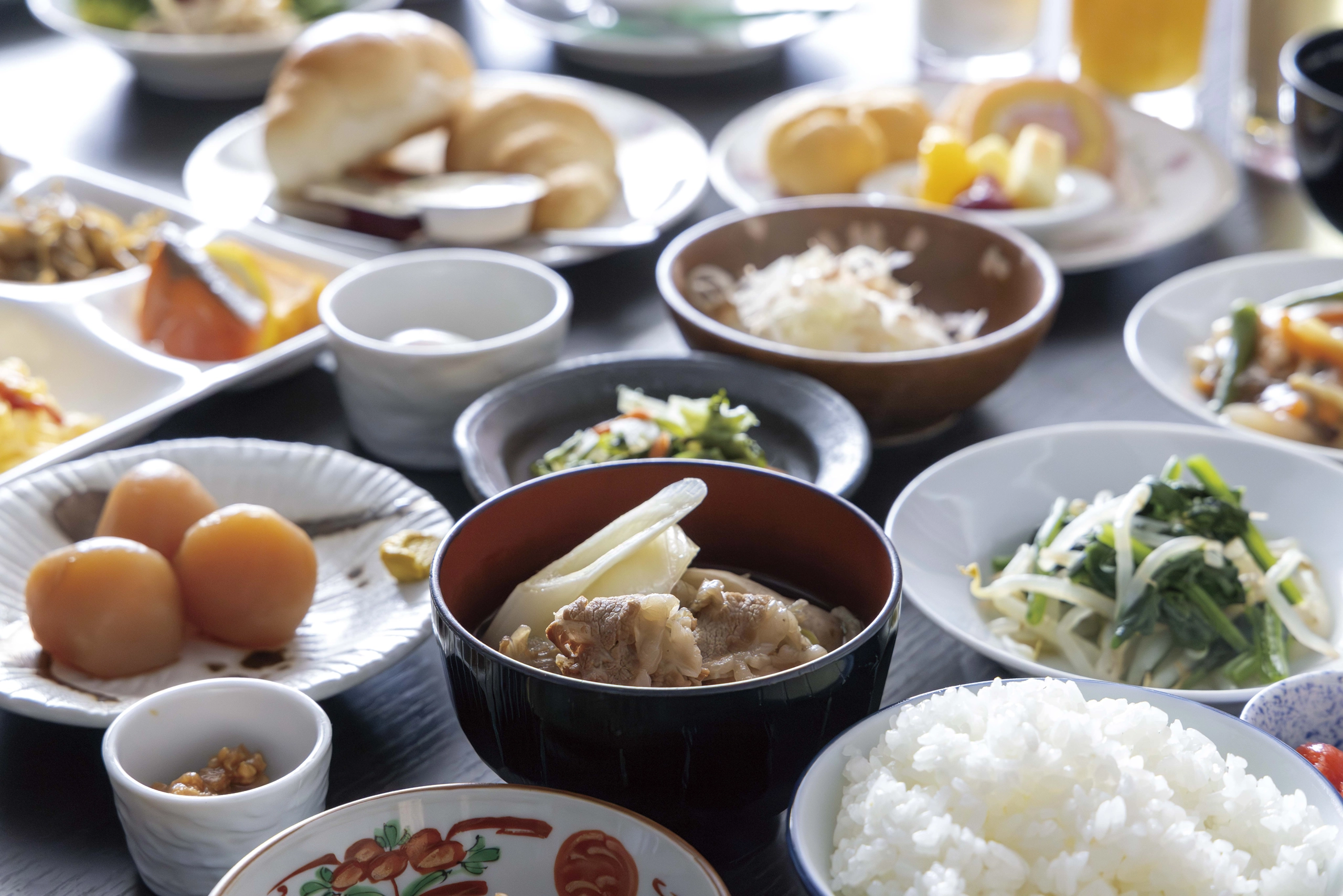 朝食VKいも煮メイン皿盛り
